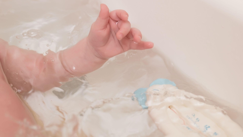 Nhiệt độ nước tắm phù hợp cho bé là 37 - 38°C