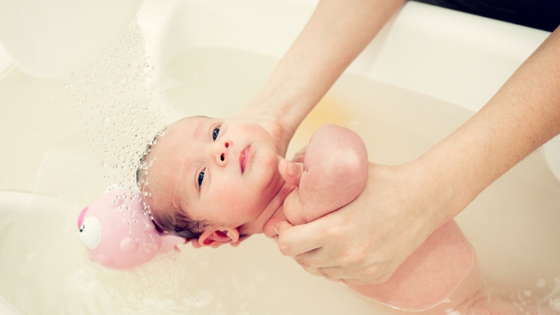 Dùng nước tắm ấm khoảng 37 - 38°C và pha sữa tắm đúng tỷ lệ