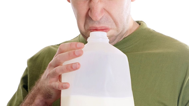 Không phải lúc nào sữa tươi vón cục cũng là sữa hỏng