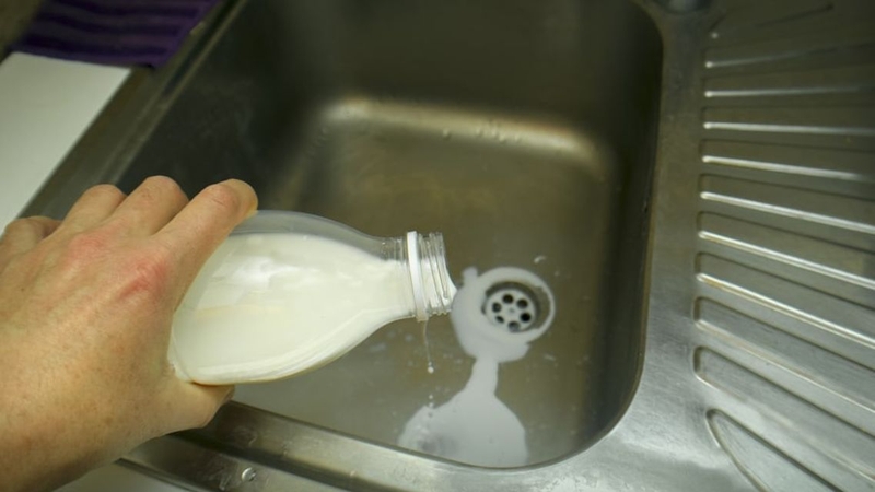 Sữa bị vón cục tốt nhất không nên sử dụng để tránh ảnh hưởng sức khỏe