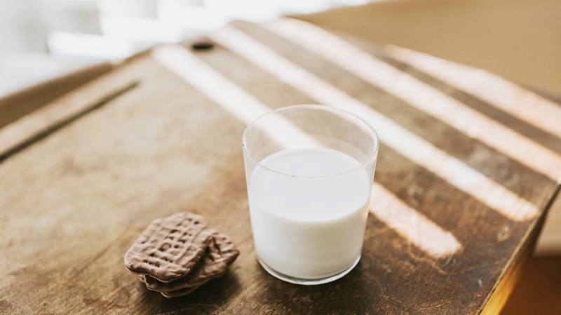 Sữa tươi ít đường chứa bao nhiêu calo? Uống nhiều có mập không? - 1