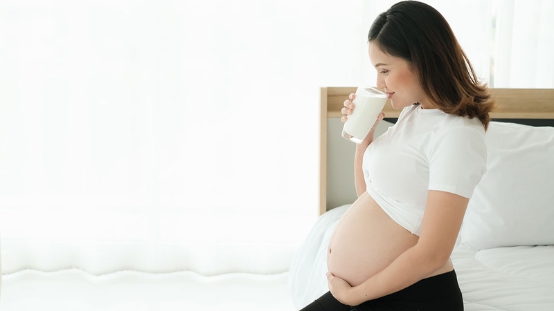 Mẹ bầu nên uống sữa sau bữa sáng 1 - 2 giờ