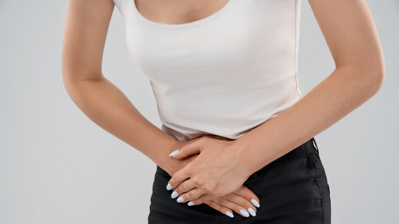 Khi có dấu hiệu sùi mào gà gây tiểu buốt, bạn cần đến cơ sở y tế để thăm khám