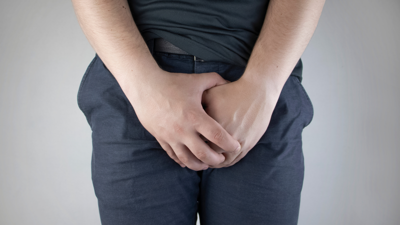 Ngoài ngứa, người bệnh có thể gặp tình trạng chảy dịch có mùi khó chịu