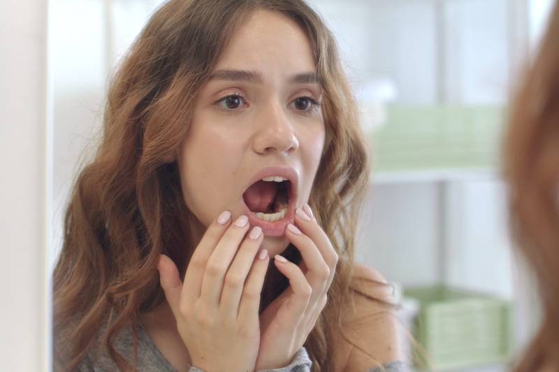 Cuống lưỡi nổi mụn thịt không đau có thể là dấu hiệu của bệnh sùi mào gà