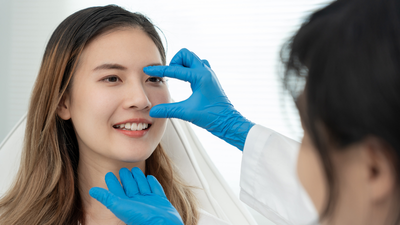 Nên thăm khám và tư vấn kỹ lưỡng với bác sĩ để đánh giá chính xác tình trạng mũi