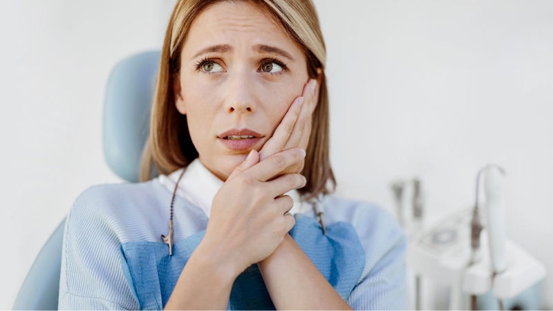 Răng khôn mọc lệch có thể chèn ép mô nướu và các răng kế cận