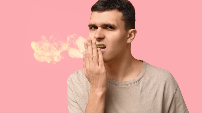 Sưng viêm lợi quanh răng số 8 lâu ngày gây hôi miệng và có mùi khó chịu
