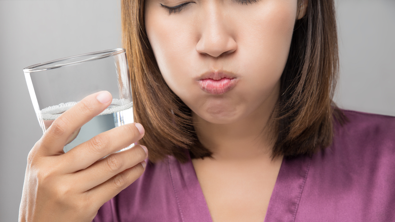 Súc miệng bằng nước muối ấm hỗ trợ làm dịu vùng nướu bị viêm