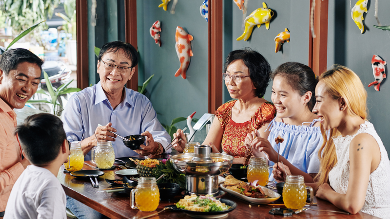 Gia đình cùng nhau chuẩn bị bữa ăn lành mạnh là cách tốt nhất để giáo dục dinh dưỡng cho trẻ