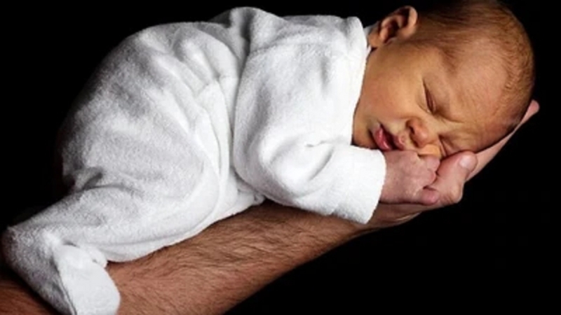 Trẻ ngủ nhiều, hay mệt mỏi là triệu chứng lâm sàng rõ ràng của bệnh suy giáp bẩm sinh