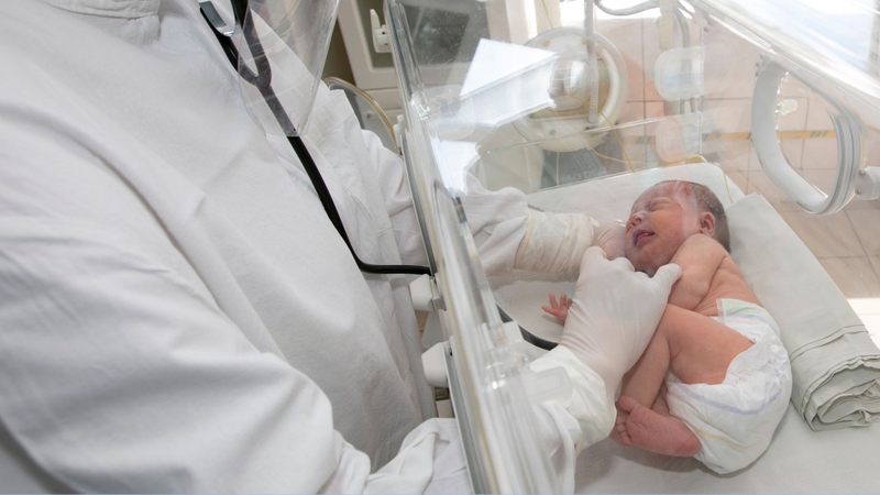Điều trị và theo dõi đúng chỉ định giúp bảo vệ sự phát triển thần kinh của trẻ