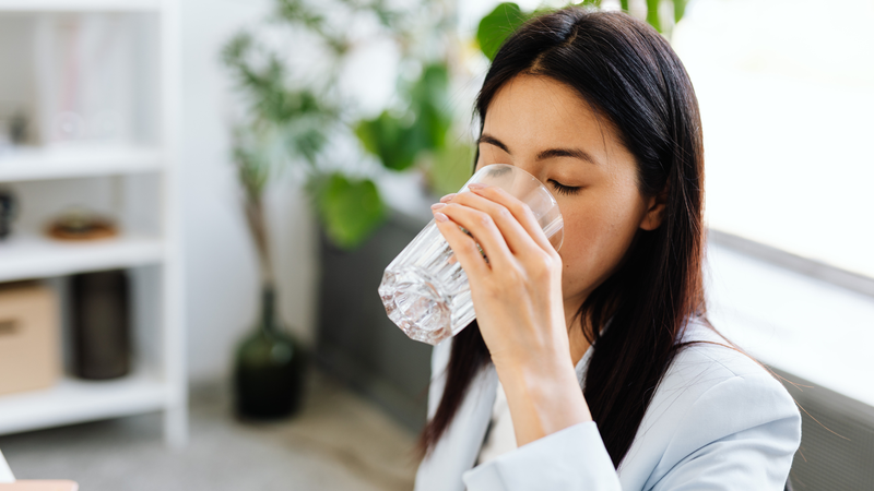 Uống đủ nước giúp thận loại bỏ chất thải và độc tố khỏi cơ thể