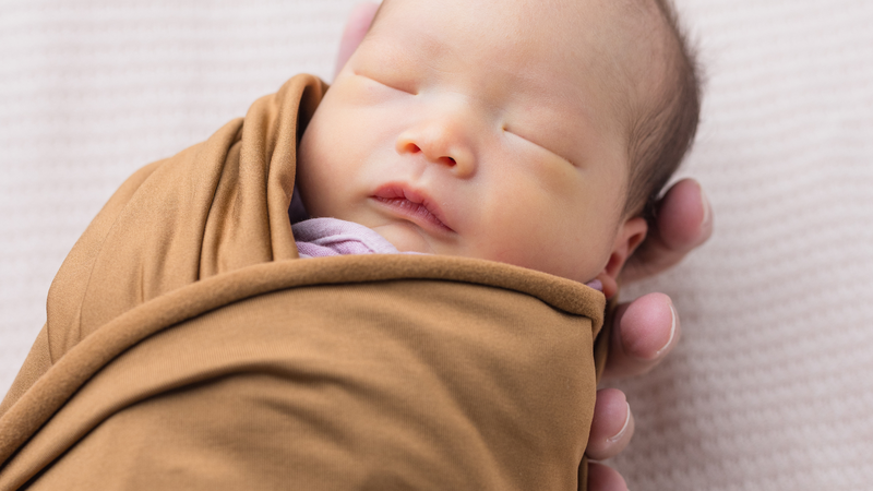 Tã chéo còn được gọi là tã tam giác, dùng để quấn quanh bé