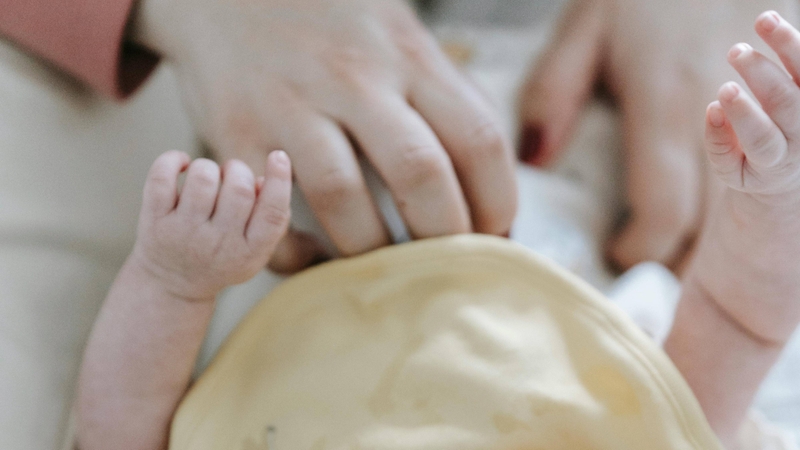 việc thay tã thường xuyên và giữ vùng kín của bé luôn khô ráo sạch sẽ vẫn là quan trọng