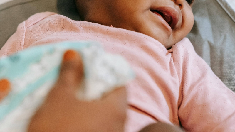 Việc quấn đúng giúp bé ngủ ngon hơn và hạn chế tình trạng tuột tã