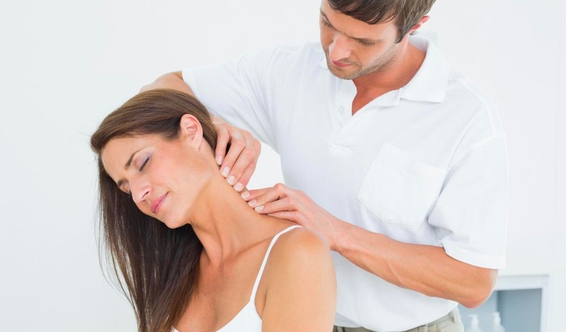 Bấm huyệt chữa thoái hóa đốt sống cổ có hiệu quả không? 2