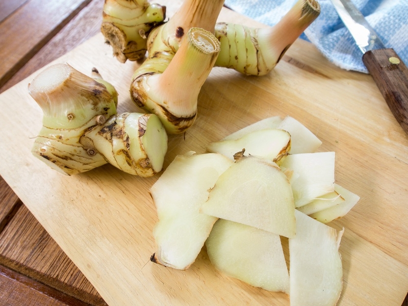 Tác dụng của củ riềng với bệnh xương khớp