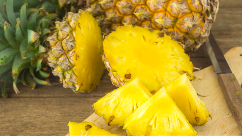 Thành phần đặc trưng nổi bật của dứa là enzyme bromelain