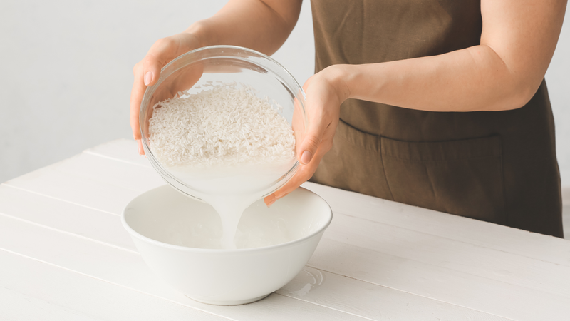 Nước vo gạo không sạch có thể chứa vi khuẩn hoặc tạp chất, gây kích ứng da