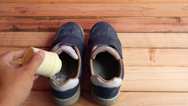 Một ứng dụng khác của phấn rôm là khử mùi và hút ẩm trong giày dép