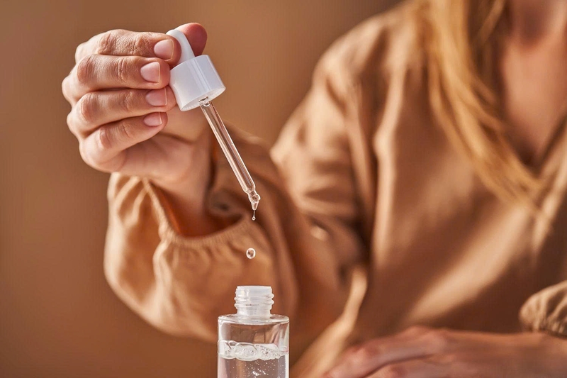 Retinol là một dạng dẫn xuất của vitamin A, được sử dụng phổ biến trong các sản phẩm chăm sóc da