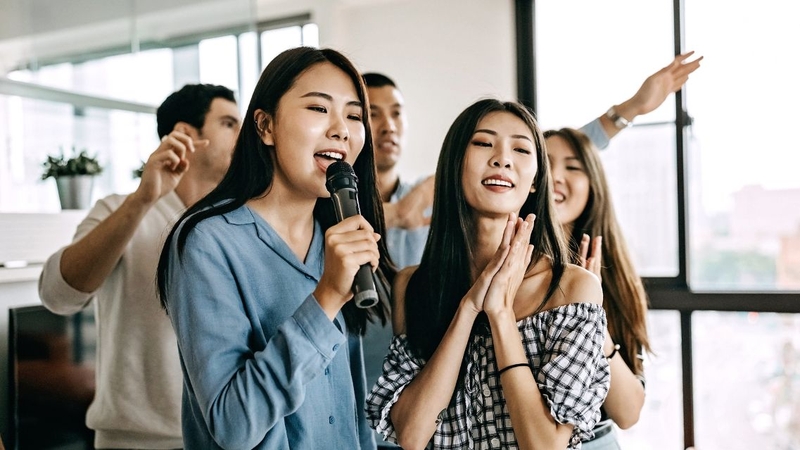 Hát karaoke: Bí quyết giải tỏa căng thẳng và gia tăng gắn kết 1