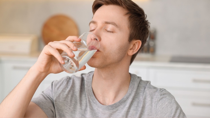 Uống đủ nước có thể giúp giảm bớt cảm giác khô miệng do thuốc