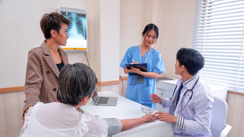Thăm khám và tuân thủ hướng dẫn của bác sĩ giúp giảm thiểu rủi ro trong quá trình điều trị