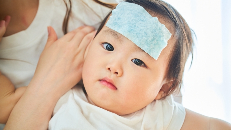 Sốt nhẹ sau tiêm là một trong những tác dụng phụ của vắc xin 6 trong 1 phổ biến nhất