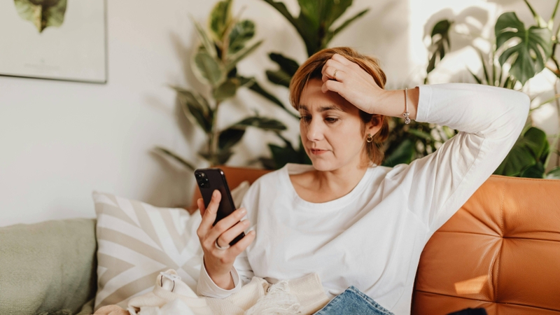 Một trong những tác hại của dầu xả tóc là làm tăng nguy cơ kích ứng da đầu