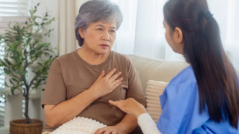 Người cao tuổi và người có bệnh nền cần tham khảo ý kiến bác sĩ trước khi đi bộ