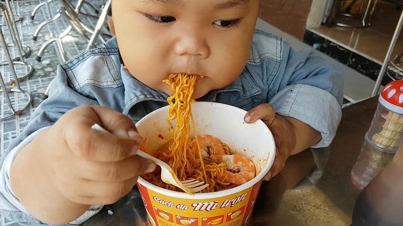 Tác hại của mì tôm với trẻ em là gì? Có nên cho trẻ ăn mì tôm không? 1