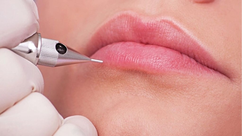 Tác hại của phun môi, xăm môi mà bạn không nên chủ quan 1