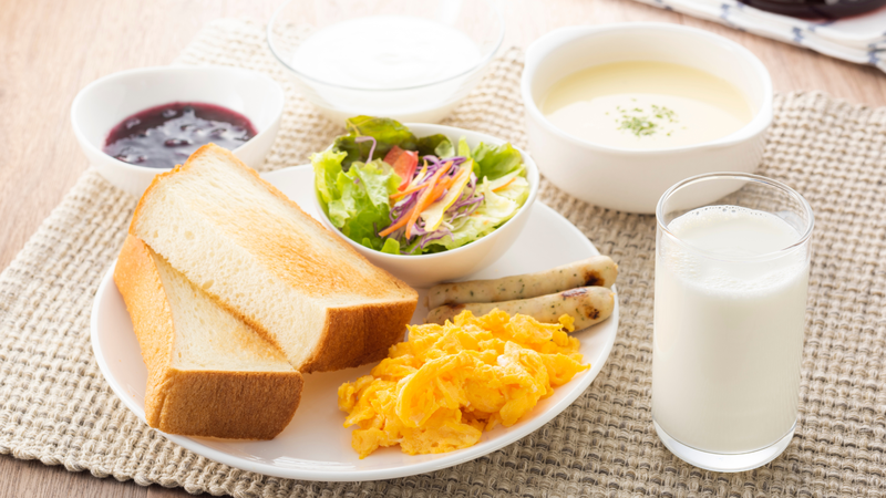 Sữa tươi không đường cần được dùng cùng chế độ ăn giàu dinh dưỡng