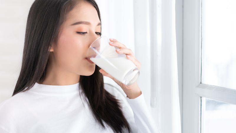 Nhiều người thắc mắc uống nhiều sữa tươi không đường có tốt không