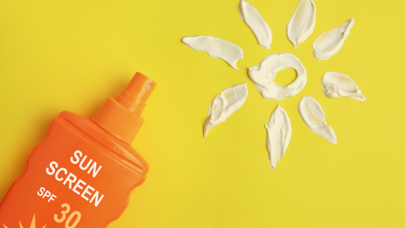 Bôi kem chống nắng phổ rộng có chỉ số SPF từ 30 trở lên