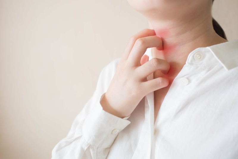 Mẩn ngứa, sưng họng,.. là một trong những tác hại của trà hoa cúc
