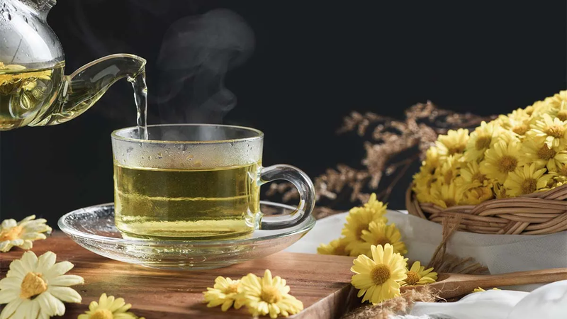 Lạm dụng trà hoa cúc có thể gây đầy hơi, khó tiêu,...