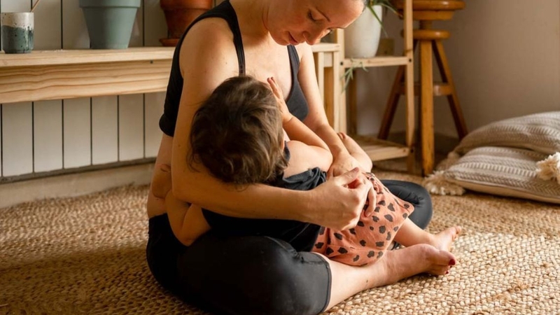 Tác hại của cai sữa muộn với cả mẹ và bé 1