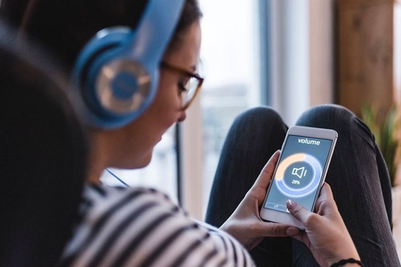 Nên đeo tai nghe ở mức âm lượng vừa phải để bảo vệ thính giác