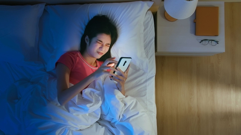 Nằm nghiêng dùng điện thoại khiến hai mắt chịu áp lực không đều, làm mắt nhanh mệt hơn