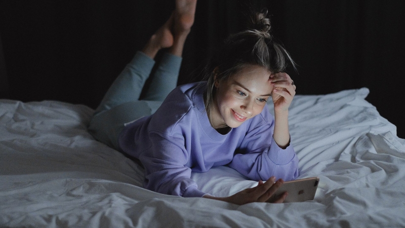 Nhiều người có thói quen nằm nghiêng, nằm sấp hoặc cúi cổ lâu khi dùng điện thoại