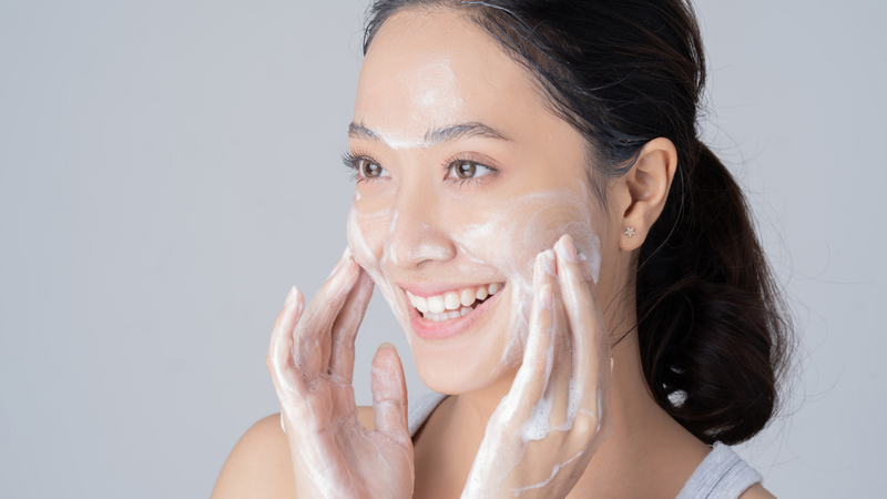 Dùng tay massage thật nhẹ nhàng