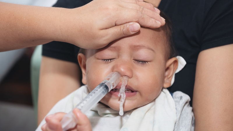 Việc sử dụng xi-lanh để bơm thẳng vào mũi với lực mạnh có thể gây tổn thương niêm mạc và đẩy dịch bẩn vào sâu bên trong