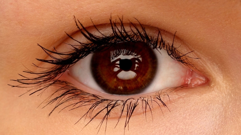 Phun xăm chân mày sai kỹ thuật có thể ảnh hưởng đến vùng quanh mắt do khu vực này gần nhiều dây thần kinh và mạch máu quan trọng