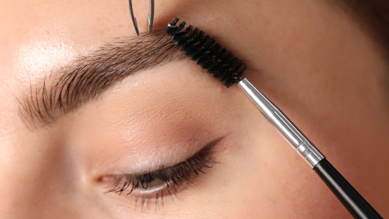 Nếu vùng chân mày sau xăm vẫn sưng đau kéo dài, đỏ lan rộng cần được kiểm tra sớm