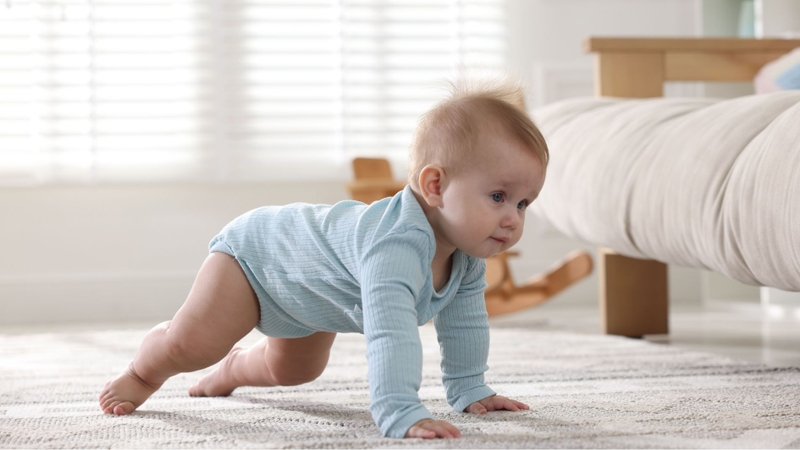Bé bò lùi là một giai đoạn vận động bình thường trong quá trình phát triển