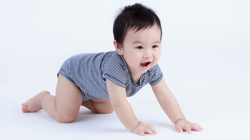 Sự phát triển chưa đồng đều giữa tay và chân ảnh hưởng đến hướng di chuyển của bé