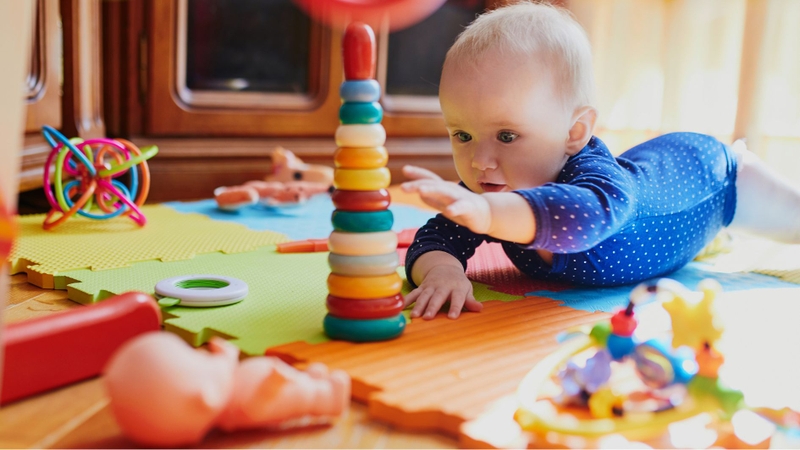 Đặt đồ chơi phía trước là động lực giúp bé tập bò tiến tự nhiên hơn